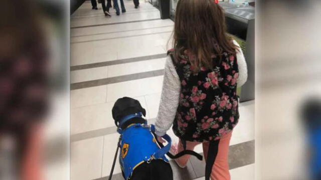 Restaurante expulsa a niña con autismo que ingresó con su perro guía