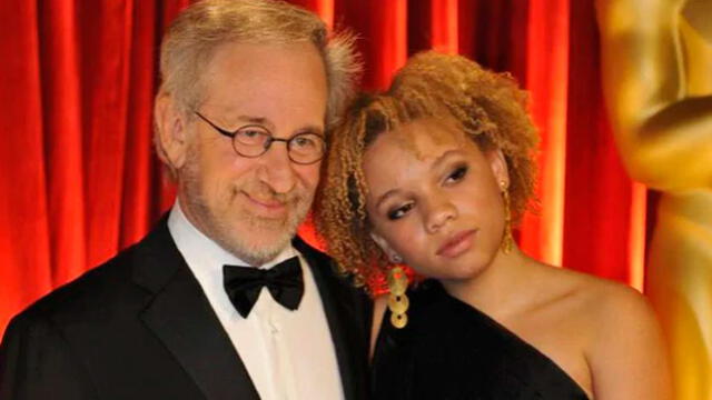 Quién es Mikaela, la hija de Steven Spielberg que debutó en el cine para adultos [FOTOS]
