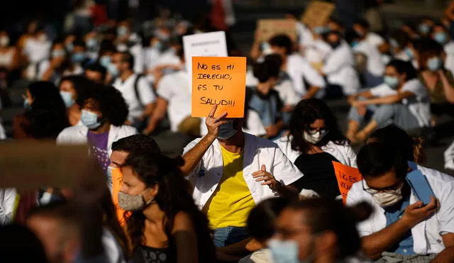 El personal de salud incluso protestó este 22 de setiembre en España, para exigir mejores condiciones en la lucha contra la pandemia del coronavirus. Foto: AFP