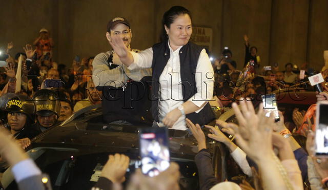 Keiko Fujimori saluda a sus simpatizantes en los exteriores del penal. Foto: Mauricio Malca.