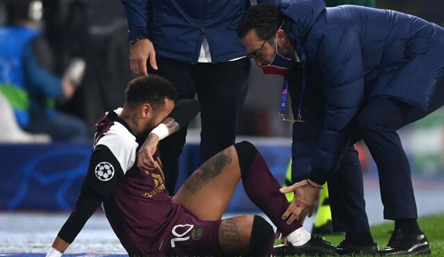 Neymar y su desconsuelo tras sufrir lesión en partido del PSG por Champions League. Foto: AFP