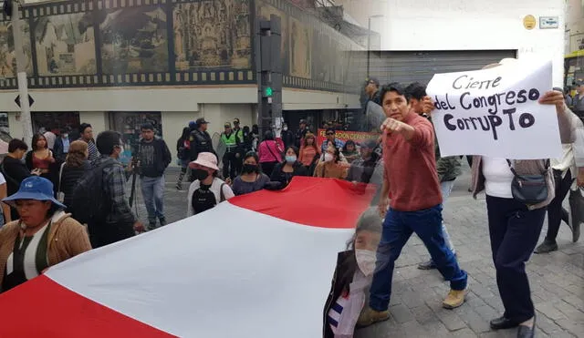 Arequipa. ciudadanos marchan por las calles del Cercando pidiendo cierre de elecciones. Foto Wilder Pari URPI -LR