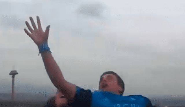 YouTube viral: joven se sube a montaña rusa y atrapa en el aire un celular que caía a más de 130 km/h