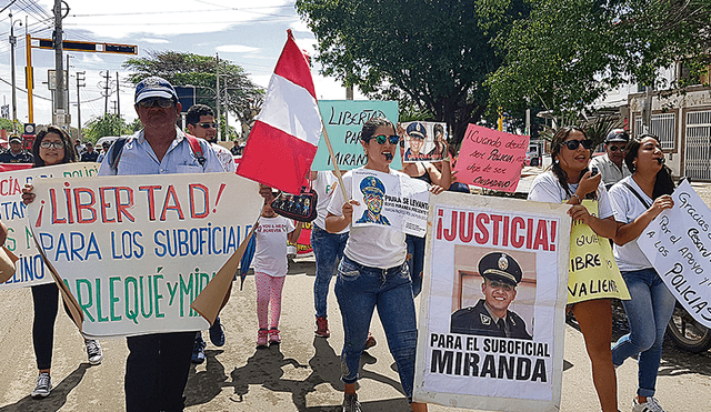 Multitudinaria marcha en apoyo a PNP Elvis Miranda