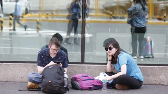 Mientras que algunos pudieron alcanzar boletos para volar antes del cierre de fronteras, otros buscan opciones para alojarse los próximos 15 días. (Foto: Antonio Melgarejo / La República)