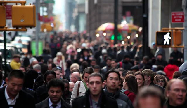 Calle de Nueva York (EE. UU.) abarrotada de personas. Imagen: Shutterstock.