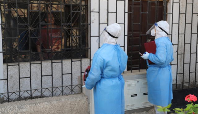 Personal de salud en La Esperanza hace un seguimiento a los pacientes en sus casas.