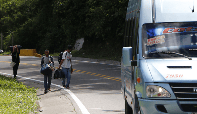 Venezolanos se aventuran a pie por carreteras colombianas en busca de trabajo [FOTOS]