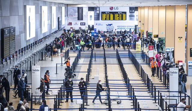 View of the check-in area of Jorge Chavez International Airport in Callao, Peru, in October 05, 2020, as international flights resume after more than six months due to the COVID-19 coronavirus pandemic. (Photo by ERNESTO BENAVIDES / AFP)