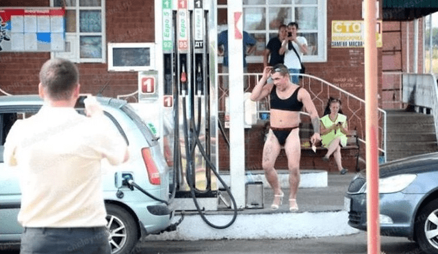 Desliza hacia la izquierda para ver las fotos del viral de Facebook, donde aparece un grupo de hombre vestidos con bikini.