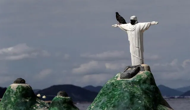 Vista de una estatua del Cristo Redentor de arena, con un tapabocas por el coronavirus, este martes, en Río de Janeiro. Foto: EFE
