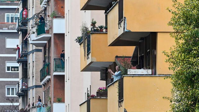Aplauden desde los balcones de sus casas a médicos que combaten al coronavirus [VIDEO]