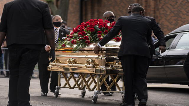 MINNEAPOLIS, MN - JUNE 04: George Floyd's casket is wheeled to a hearse after a memorial service at North Central University on June 4, 2020 in Minneapolis, Minnesota. Rev. Al Sharpton delivered a eulogy for Floyd in front of gathering of his family, politicians and celebrities.   Stephen Maturen/Getty Images/AFP