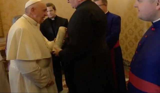El papa Francisco recibió una botella de whisky escocés como regalo. Foto: captura