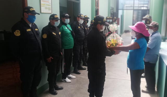 Policías entregaron personalmente las donaciones a la familia de la menor de edad. Foto: PNP.