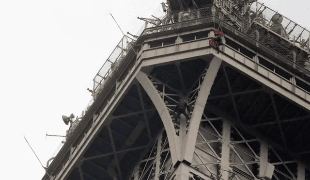 Evacúan la Torre Eiffel luego de que un hombre intentara escalarla [VIDEO]