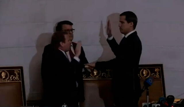 Juan Guaidó juramenta en el Parlamento. Captura de vide: El Tiempo.