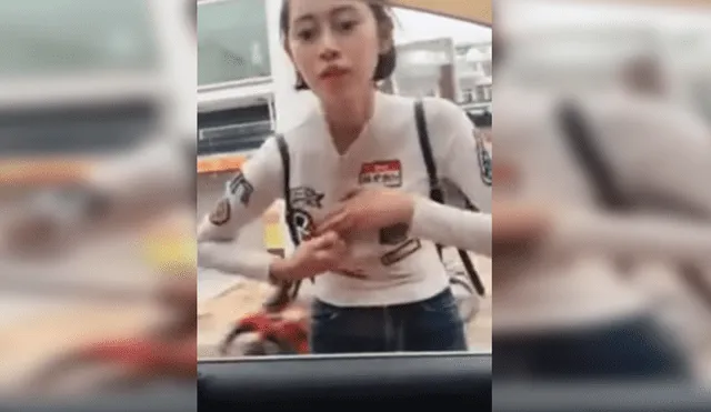 YouTube: se para ante una ventana de un auto y se lleva incómoda sorpresa [VIDEO]