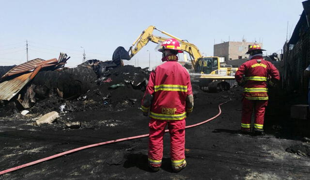 SMP: recogen más de 600 toneladas de caucho quemado en incendio