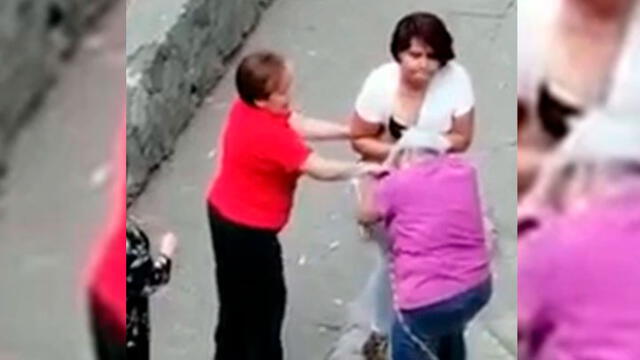 Mujer golpea a abuelita que paseaba a sus perros porque una de las mascotas le ladró [VIDEO]