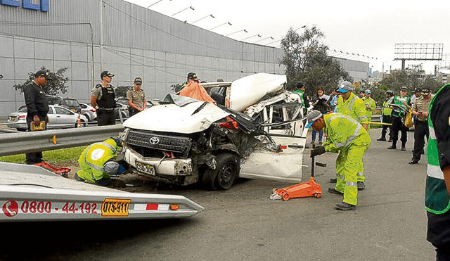 Chofer y pasajera de taxi mueren al chocar camioneta contra un tráiler