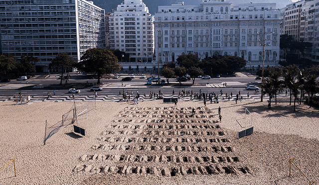 Las tumbas fueron cavadas frente al hotel Copacabana Palace. | Foto: Carl de Souza / AFP