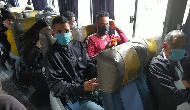 Un grupo de migrantes venezolanos a bordo de un bus con destino al aeropuerto para ser repatriados este jueves desde Quito, Ecuador. Foto: Consulado de Venezuela (EFE)