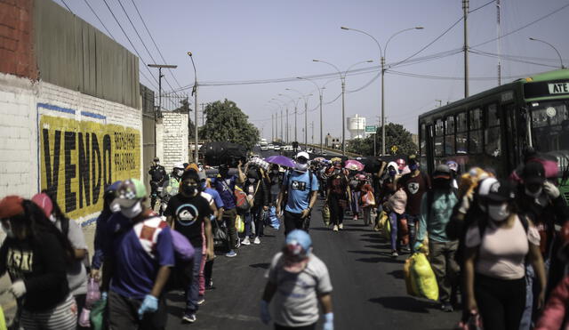 Miles dejan Lima y vuelven caminando a sus ciudades de origen en el interior del país.