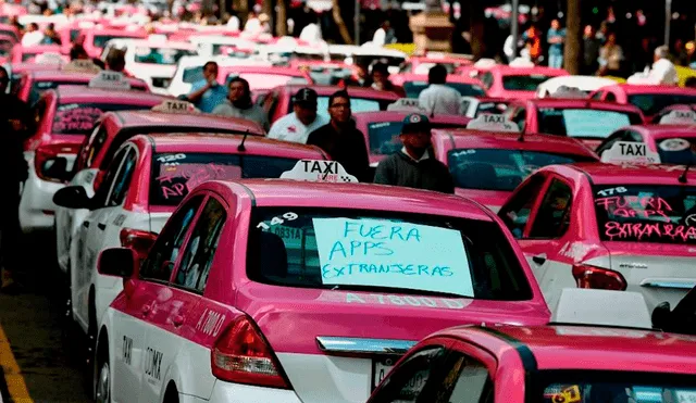 Taxistas protestan contra conductores de las aplicaciones en una de las principales avenidas de Ciudad de México. Foto: Alfredo Estrella / AFP