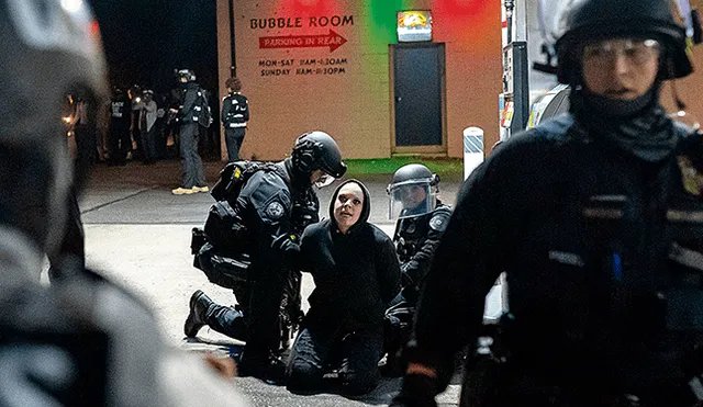 Fuerza. Policía de Portland intenta disuadir a manifestantes. (Foto: AFP)