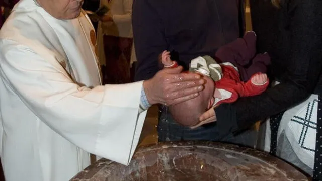 YouTube: denuncian que sacerdote ahogó a bebé durante bautizo [VIDEO]