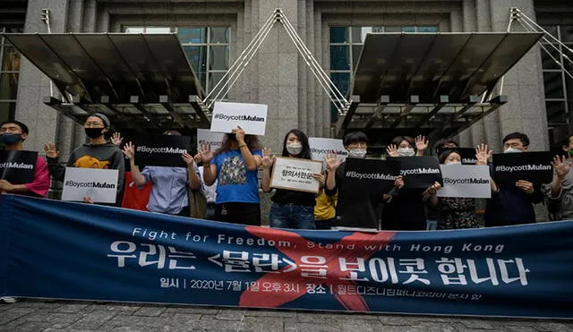 En Corea del Sur, a mediados de año, decenas de personas apoyaron el boicot del movimiento prodemocracia de Hong Kong contra Mulan. Foto: AFP