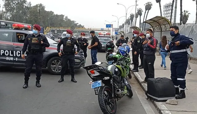 Policía retuvo a tres motociclistas en una de las puertas del Jockey Plaza, pero ninguna era asaltante. Foto: Municipalidad de Surco