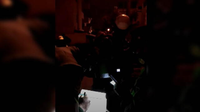 Policía intervino domicilio donde jóvenes tomaban licor y escuchaban música a alto volumen. Créditos: PNP.