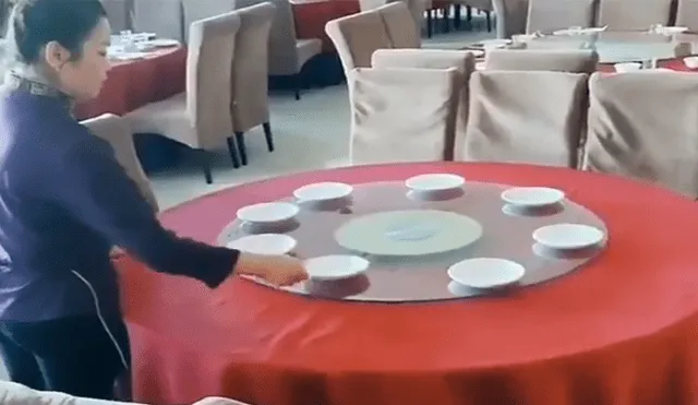 Mesera coloca platos velozmente con increíble truco y se vuelve viral [VIDEO]