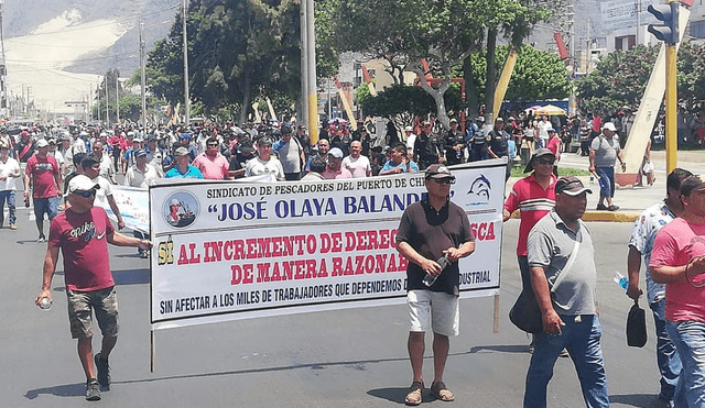 Masiva marcha de protesta en Chimbote contra los nuevos derechos de pesca