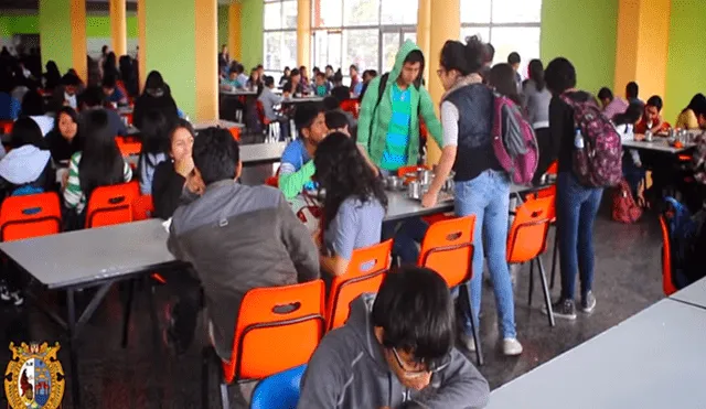 Video es viral en Facebook. Aprovechando el ‘almuerzo especial’, varios alumnos de la UNMSM volvieron tendencia el pegajoso ‘reggaetón del gusano’. Foto: Captura.