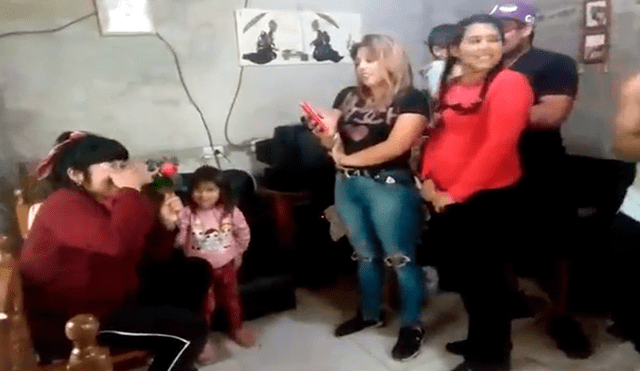 En YouTube, una señora quedó impactada con la conmovedora sorpresa que organizaron sus cinco hijos.
