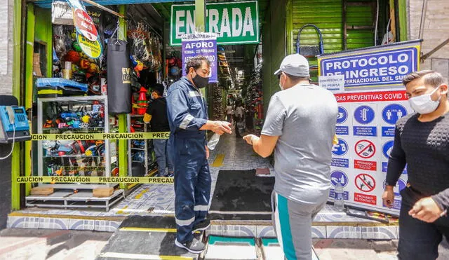 Según municipio, por ahora verifican que en centros comerciales acaten medidas sanitarias para prevenir coronavirus. Foto: Oswald Charca