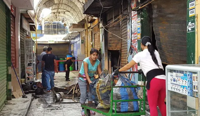 Piura: Más de 500 mil soles de pérdida dejó incendio en mercado de telas [VIDEO]