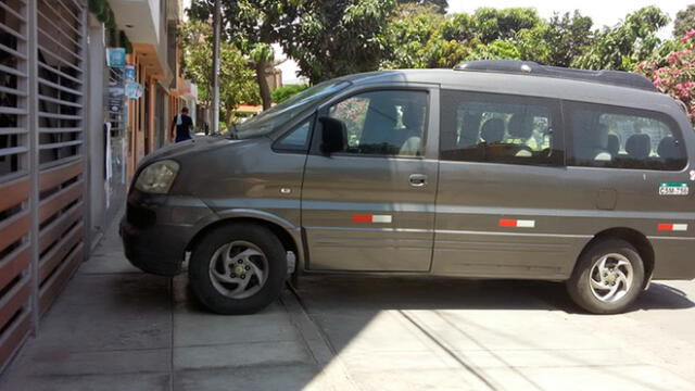 Los Olivos: minivan estaciona en vereda e impide tránsito