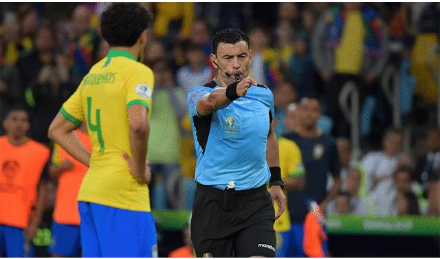 Roberto Tobar explicó por qué cobró penal a favor de Brasil previo al 3-1 en la final de la Copa América 2019. | Foto: AFP