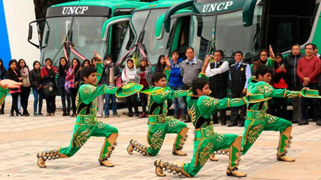 Autoridades de la UNCP entregan flota de buses a comunidad universitaria