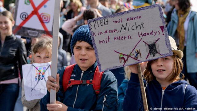 Masiva protesta de niños contra padres adictos al celular conmueve a un país