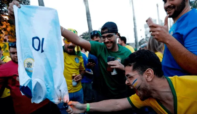 Hinchas brasileños quemaron la camiseta de Lionel Messi previo al Argentina vs. Brasil por la Copa América 2019. | Foto: AP