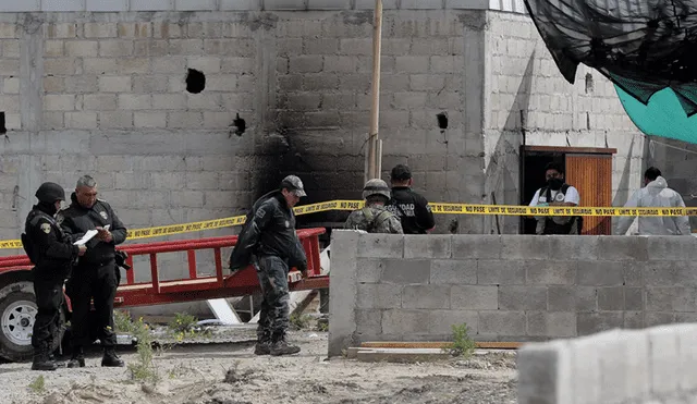 Sicarios queman comisaría y asesinan a policía en México