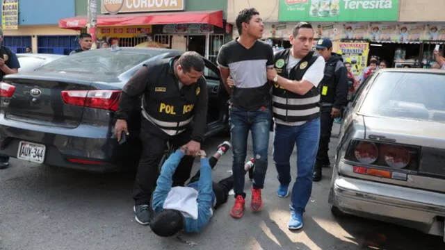 Delincuentes fueron atrapados en cayeron en la calle Atahualpa tras aplicarse el plan cerco. (Foto: Serenazgo de Los Olivos)