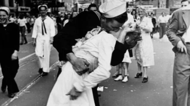 Marinero de emblemática foto del beso en Nueva York muere a los 95 años