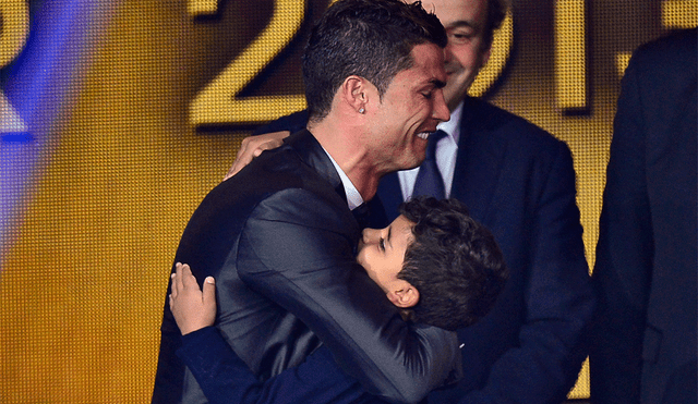 Cristiano Ronaldo se conmovió al enseñarle a su hijo mayor el lugar donde vivió cuándo tenía 12 años. | Foto: AFP