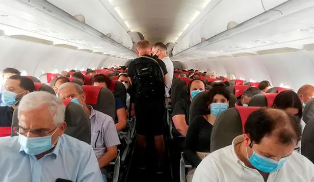 Varios pasajeros antes del despegue de un vuelo en el aeropuerto Adolfo Suárez-Barajas en Madrid, capital de España. Foto: EFE